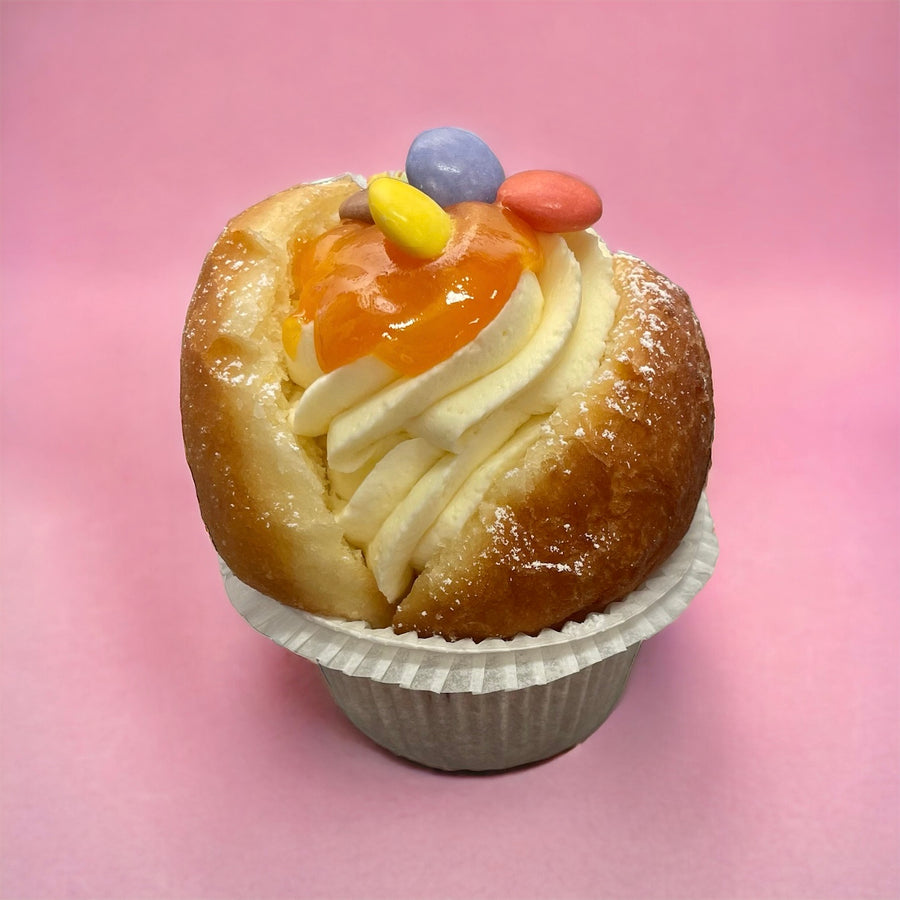 Smartie Krapfen Cupcake mit Vanilletopping und Marillenmarmelade (nur am 12. & 13. Feb. erhältlich)