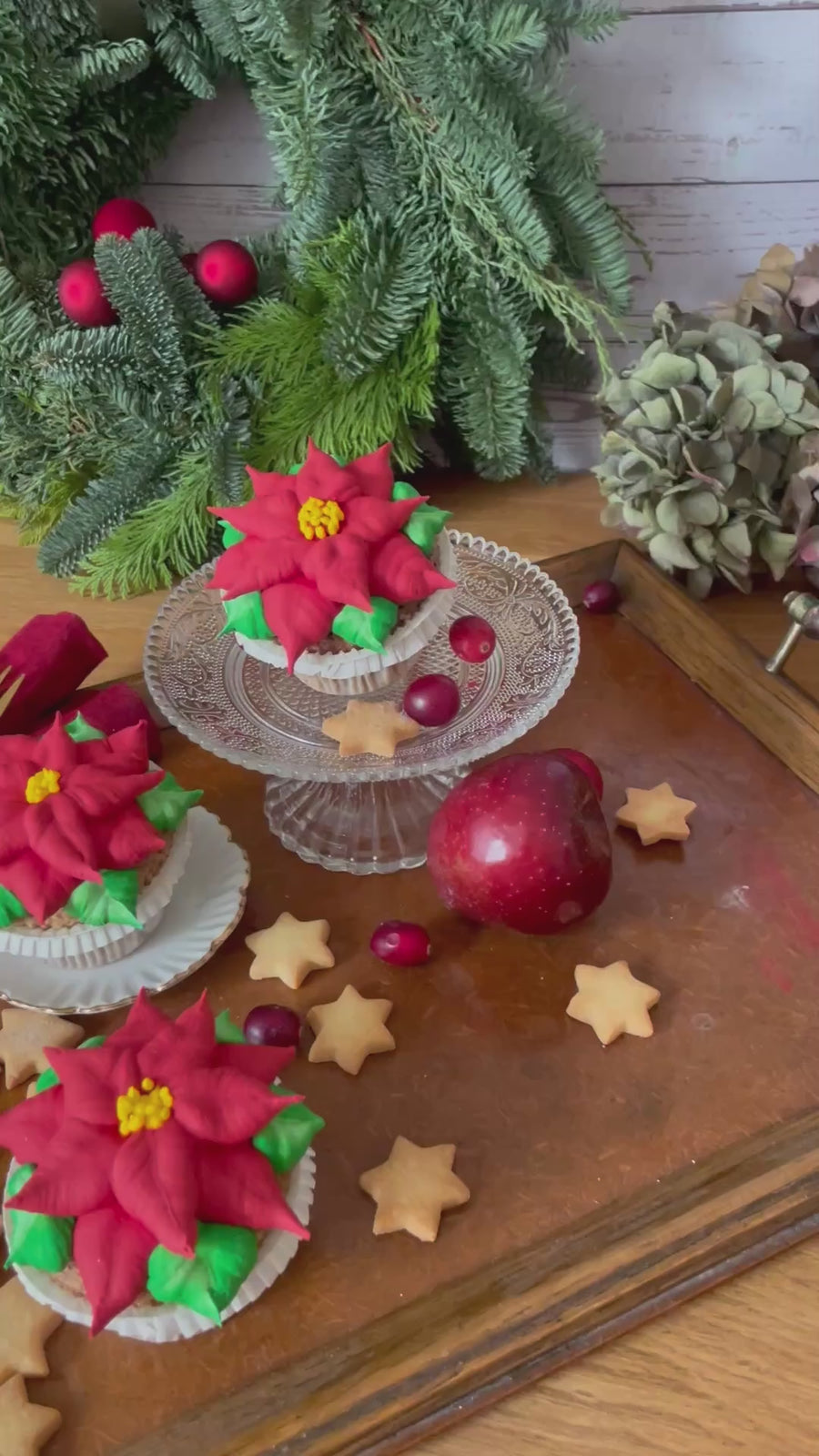 Roter Weihnachtsstern Cupcake